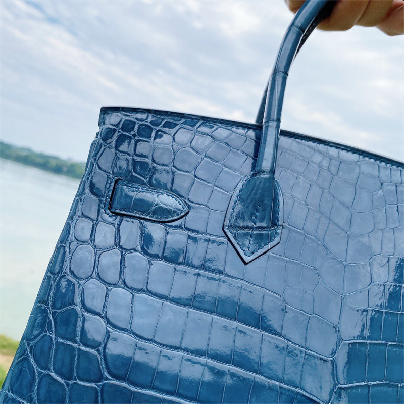 Modern carryall bag front view 7
