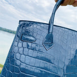  Modern carryall bag front view 7