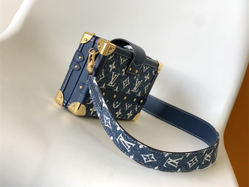  shoulder bag interior and compartment view