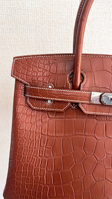  sophisticated carryall bag detail view showing craftsmanship 8