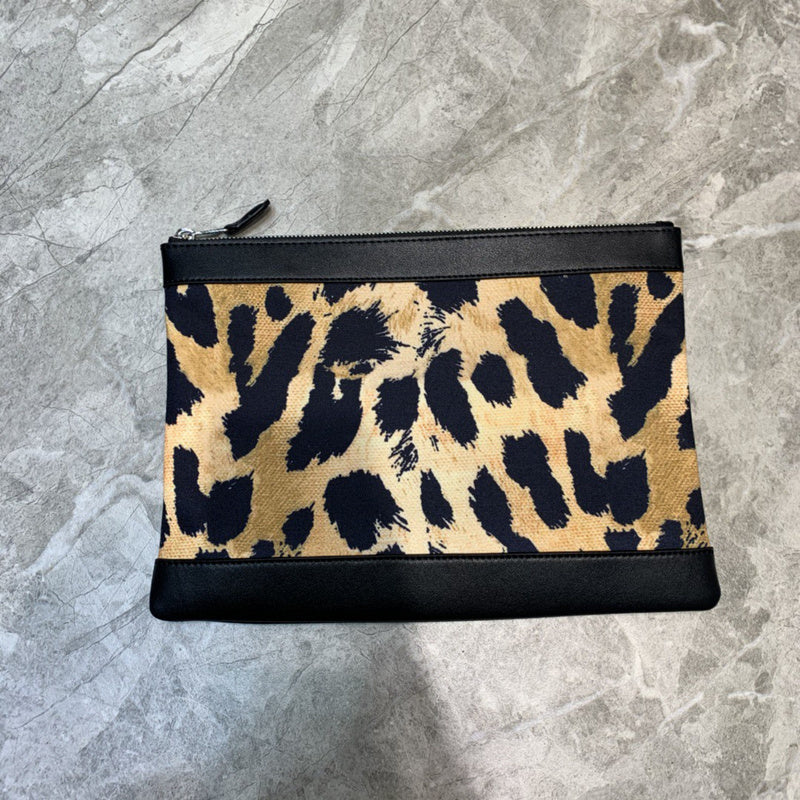 Classic Vegan Leather Handbag - Understated Luxury Look | Women's Designer-Inspired Purse #1010 - close-up detail shot (image 3) of designer-inspired handbag
