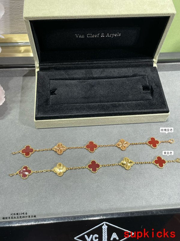 Angled view of Van Cleef & Arpels unisex jewelry piece
