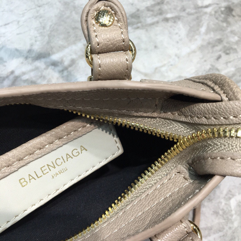 Effortless Premium PU Leather Handbag - Statement Silhouette | Women's Everyday Carry Handbag #693 - texture close-up (image 9) of designer-inspired handbag