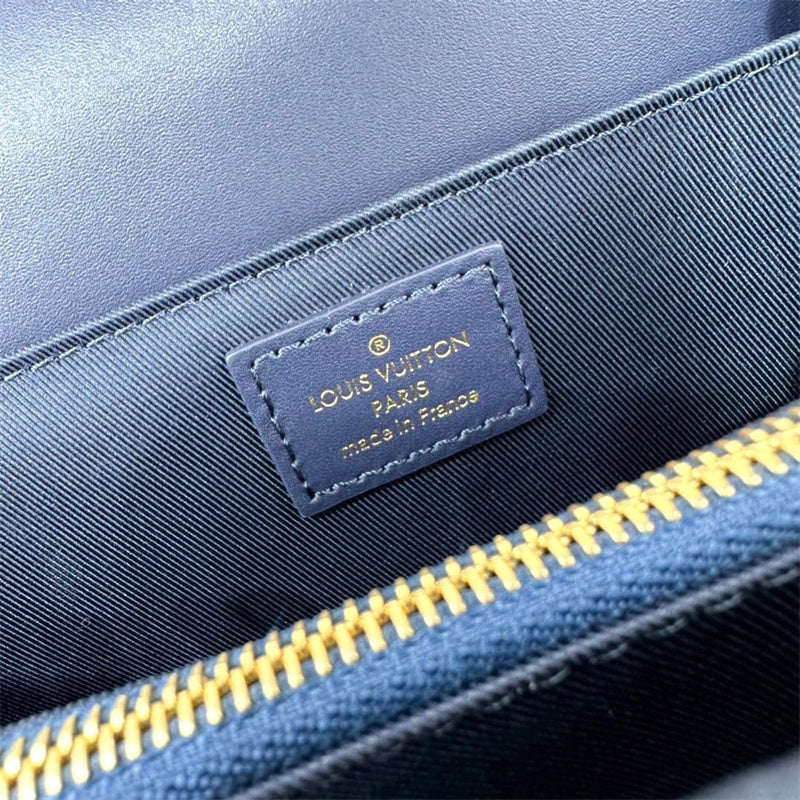  modern carryall bag detail view showing craftsmanship 8