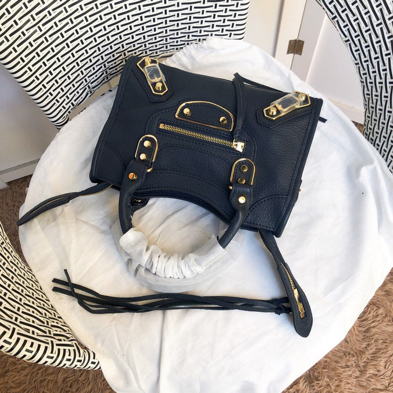 Handle and strap detail of elevated refined women's handbag – women's premium purse