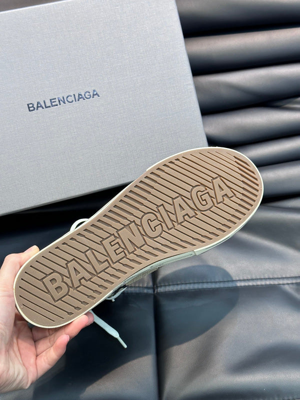 Balenciaga shoes Style 077 - close-up of iconic logo design