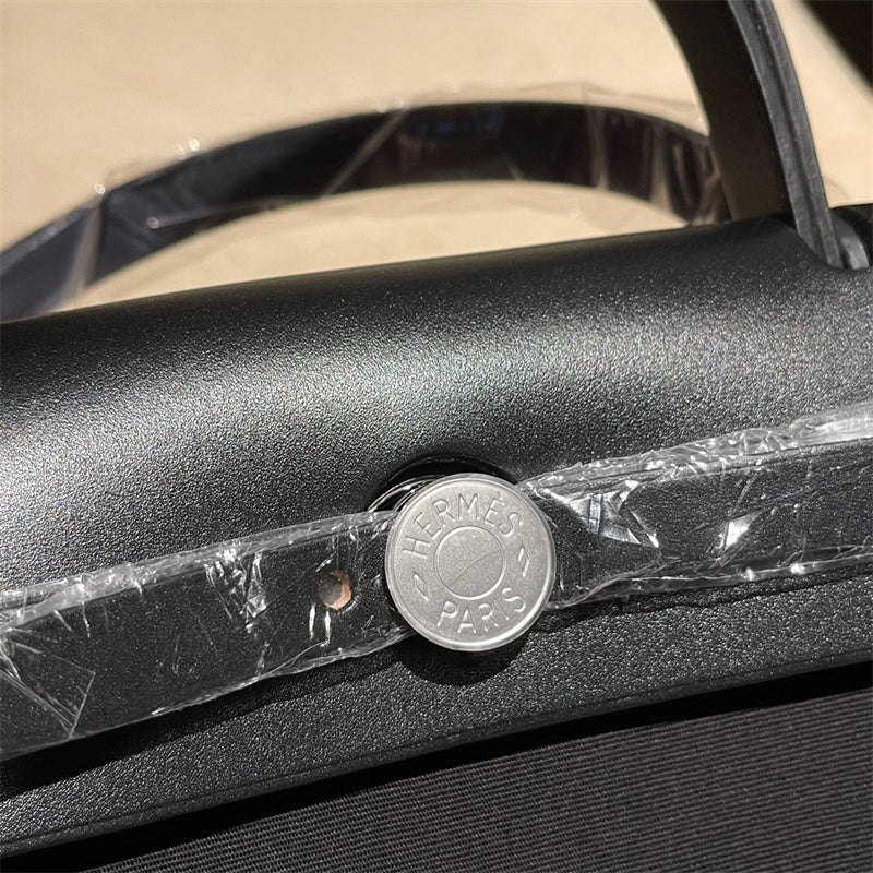  chic everyday bag detail view showing craftsmanship 20