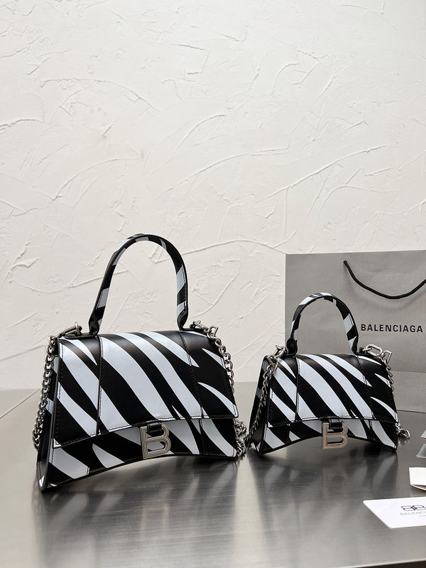 Ziva's Charm handbag – close-up view (one versatile size)
