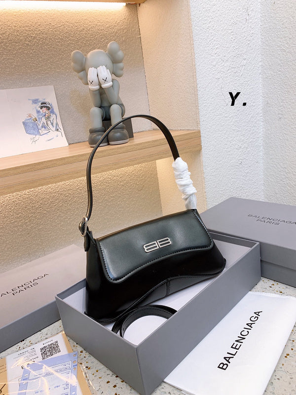 Ziva's Charm handbag – product shot (one versatile size)