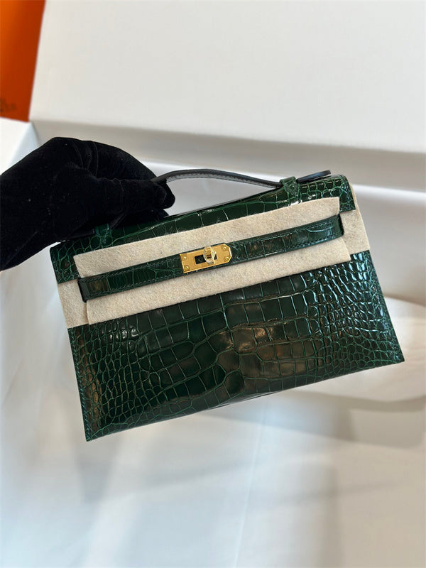  smart carryall bag styled with outfit 24