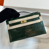  smart carryall bag styled with outfit 24