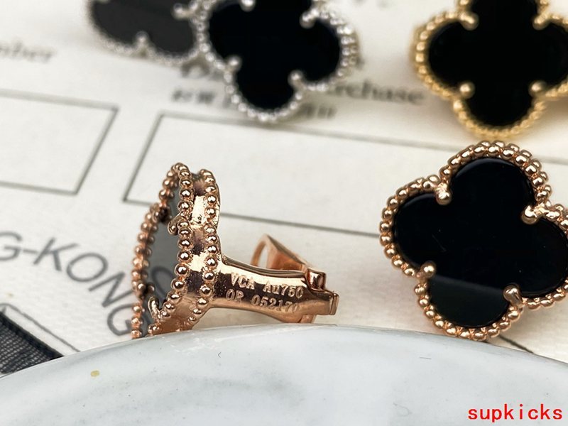 Side view of Van Cleef & Arpels unisex jewelry piece