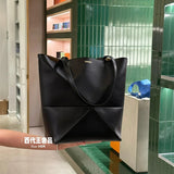 Ziva's Charm handbag – detail view (16.5cm*9.5cm*20cm)