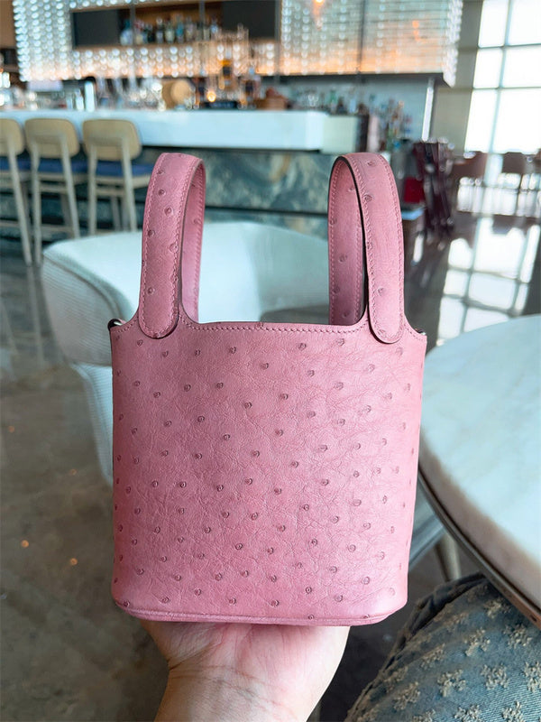  Streamlined shopper bag front view