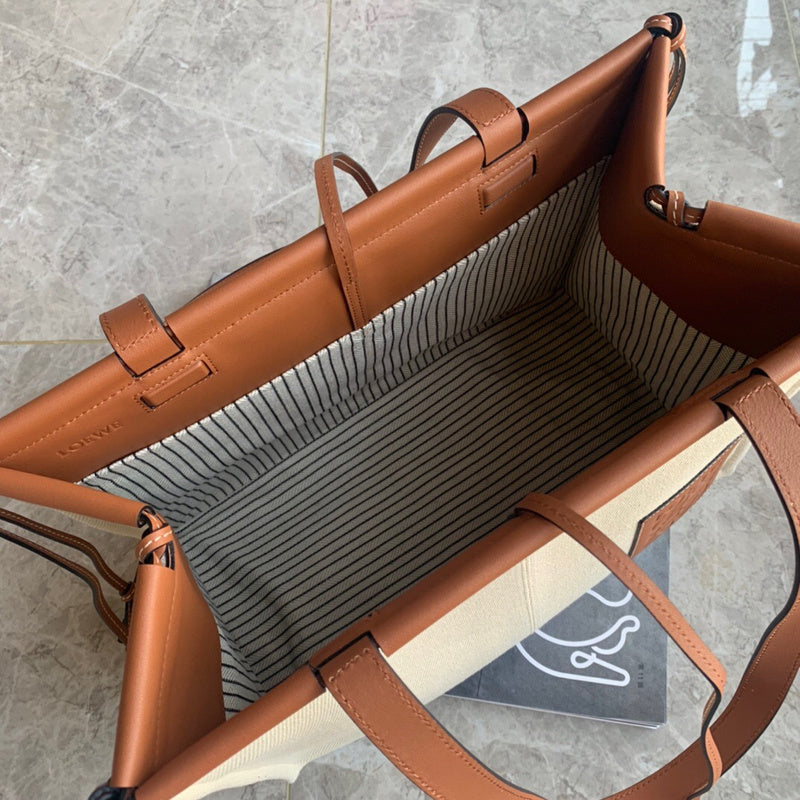 Ziva's Charm handbag – lifestyle view (32cm*24cm*16cm)