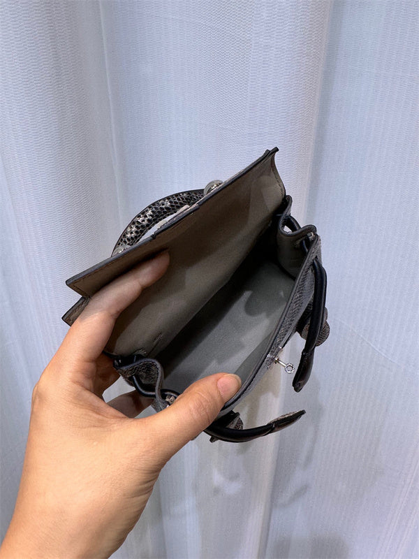  timeless everyday bag styled with outfit 12