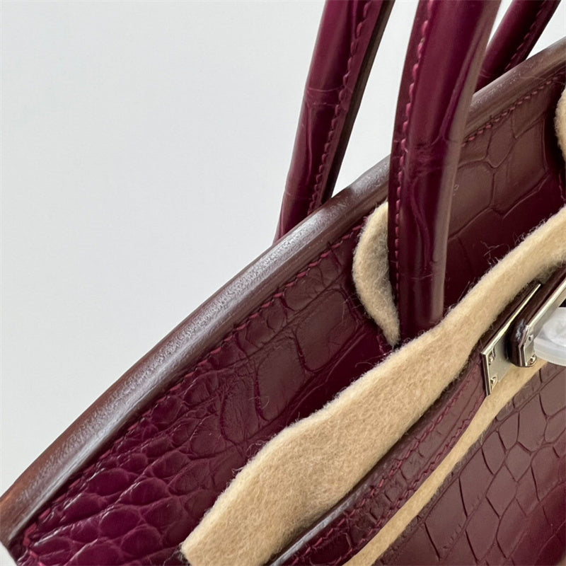 Streamlined handbag styled for everyday wear