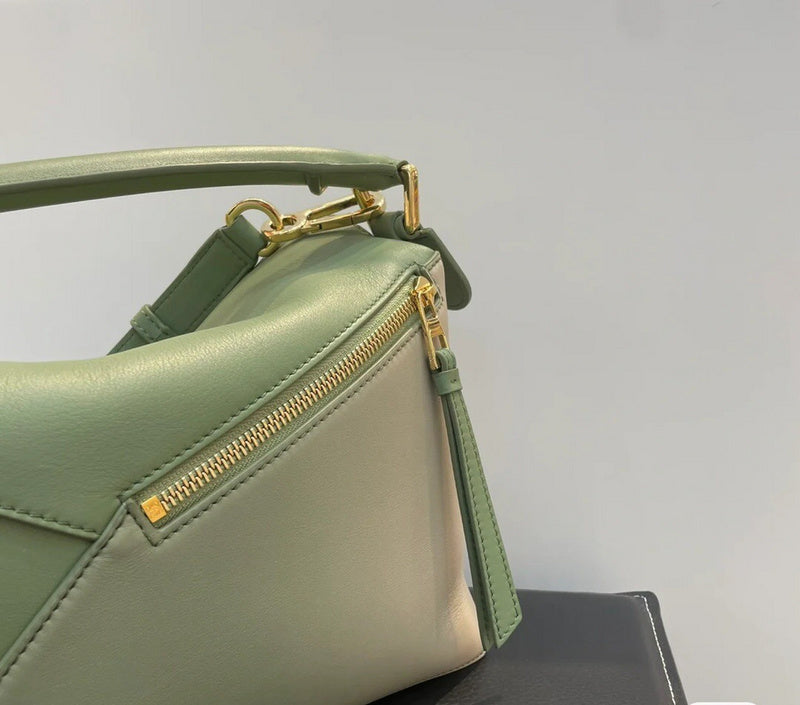 Ziva's Charm handbag – detail view (24cm*10.5cm*16cm)