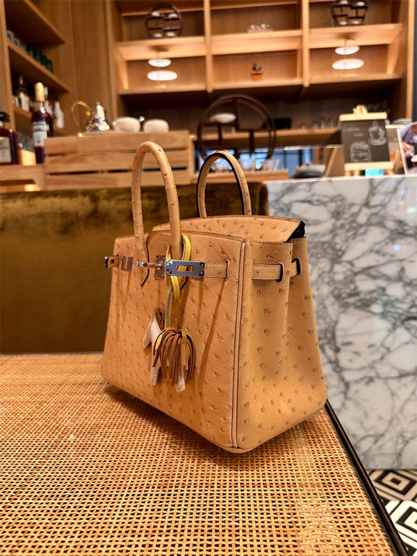  everyday shopper bag detail view showing craftsmanship 8