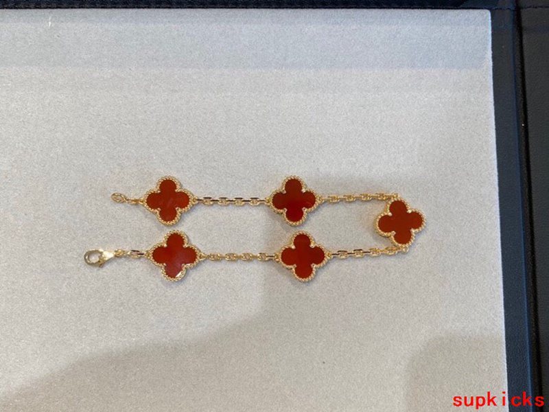 Side view of Van Cleef & Arpels unisex jewelry piece