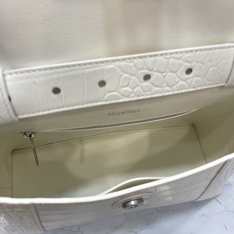 Zivas Charm Chic Craftsmanship Statement Handbag (Designer-Inspired Craftsmanship) – Side Profile