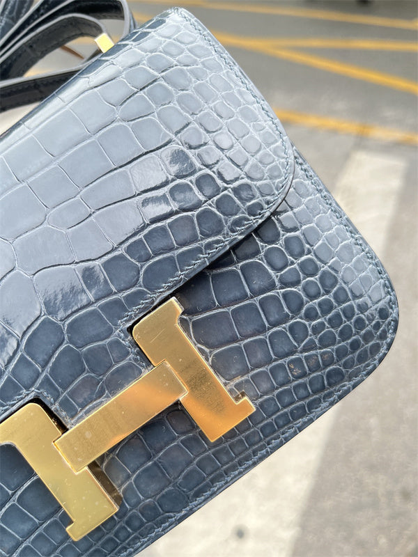  Clean-Lined handbag carried on shoulder 28