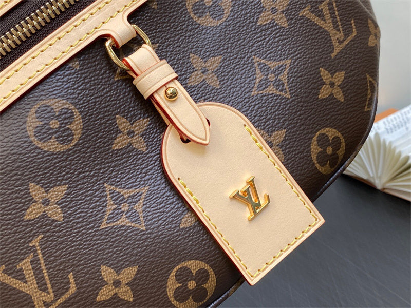  tailored shoulder bag detail view showing craftsmanship 8