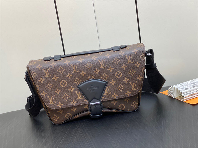  tote bag interior and compartment view 9