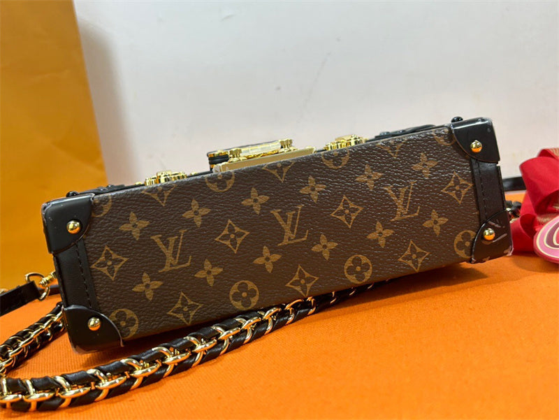  essential carryall bag detail view showing craftsmanship 8