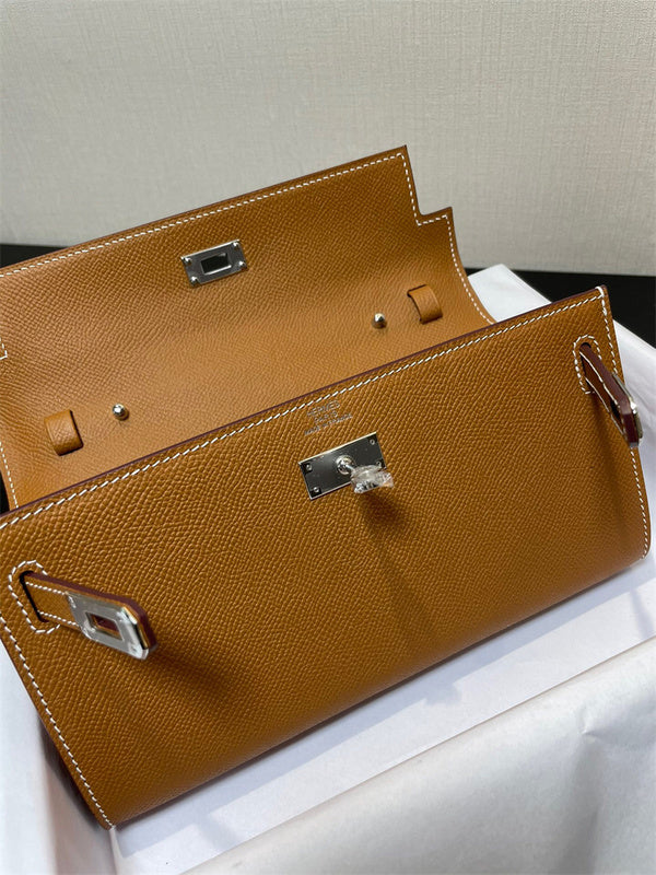  carryall bag close-up of hardware and finish 17