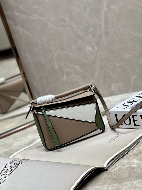Ziva's Charm handbag – detail view (18cm*12.5cm*8cm)