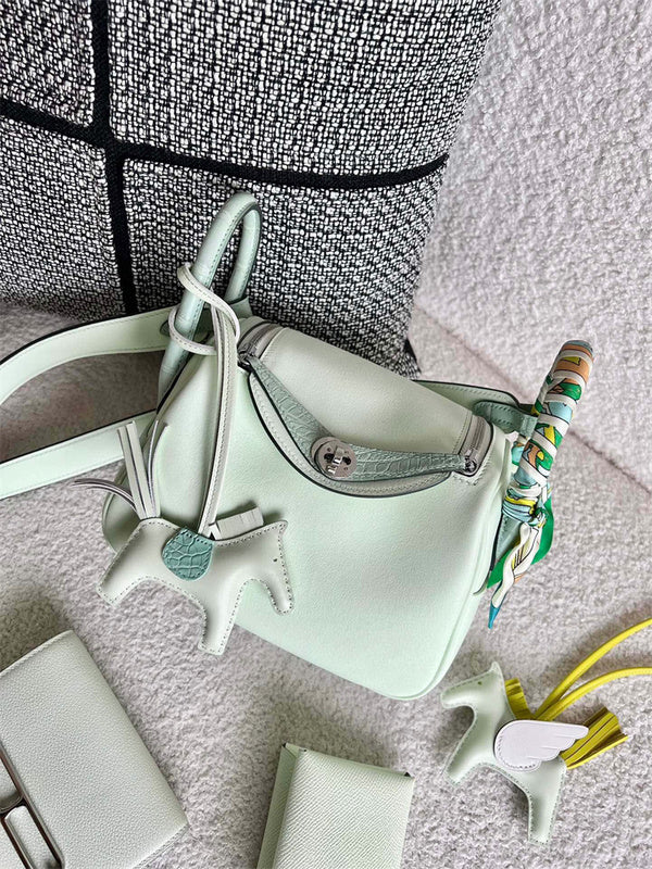  Contemporary shoulder bag front view 7