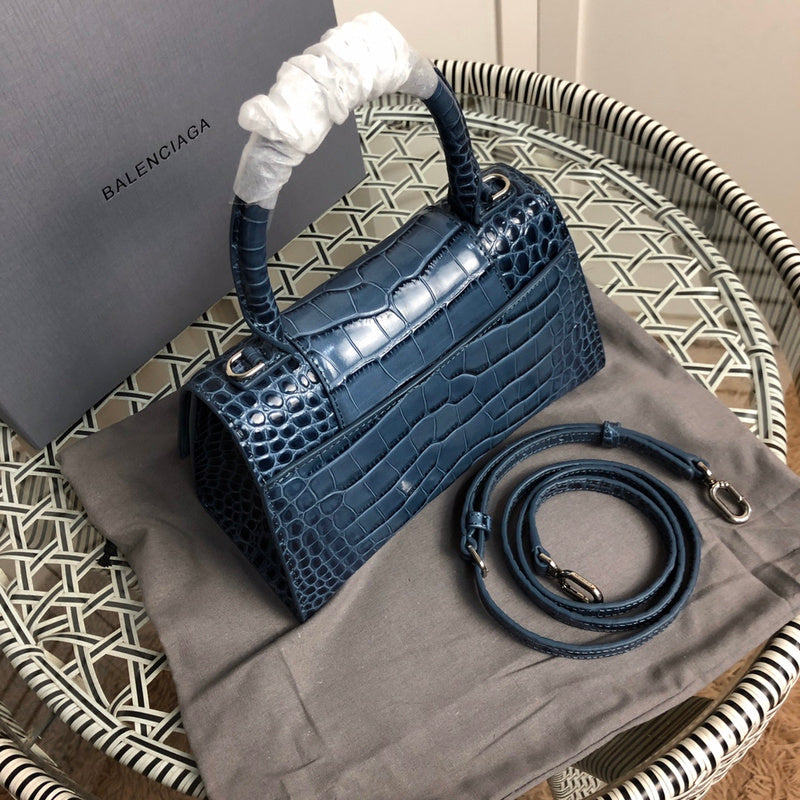 Handle and strap detail of everyday-luxe premium women's handbag – women's premium purse