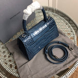 Handle and strap detail of everyday-luxe premium women's handbag – women's premium purse