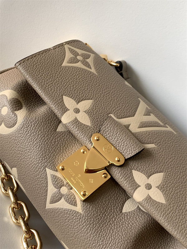  structured bag close-up of hardware and finish