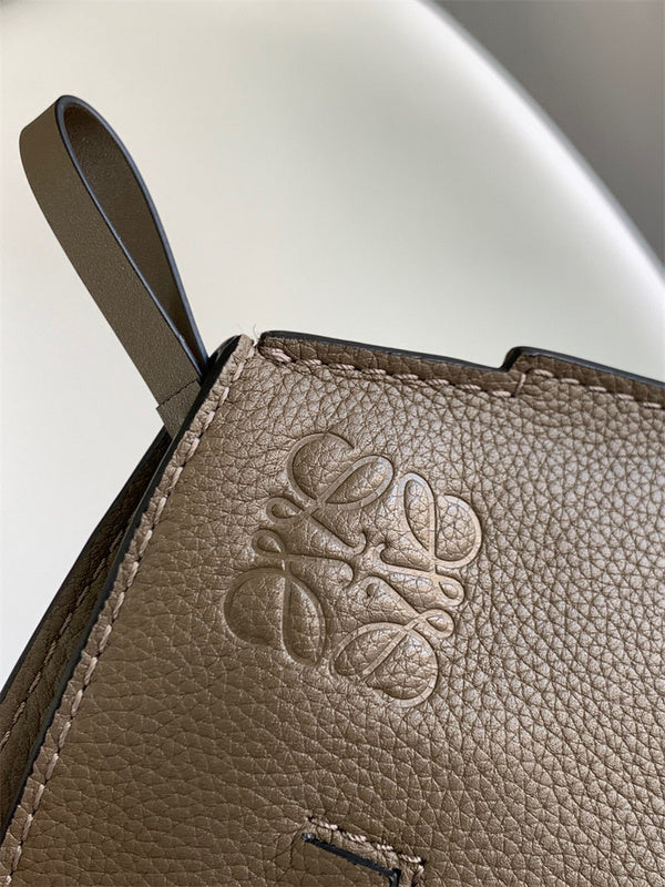 Ziva's Charm handbag – close-up view (47cm*25cm*17cm)
