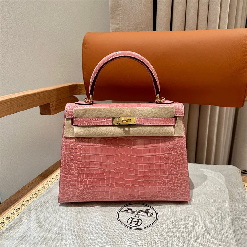  sophisticated shopper bag detail view showing craftsmanship 20