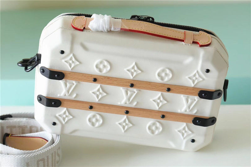  Minimalist crossbody bag carried on shoulder