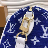 Handle and strap detail of chic modern women's handbag – women's luxury accessory