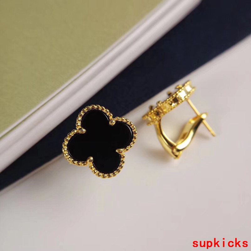 Angled view of Van Cleef & Arpels unisex jewelry piece