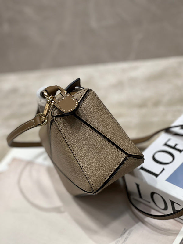 Ziva's Charm handbag – close-up view (18cm*12.5cm*8cm)