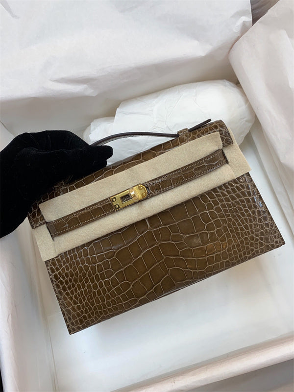  smart carryall bag styled with outfit 42