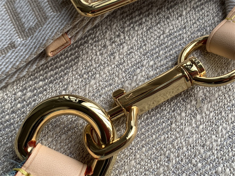  streamlined shoulder bag styled with outfit