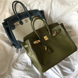  Elegant shoulder bag carried on shoulder