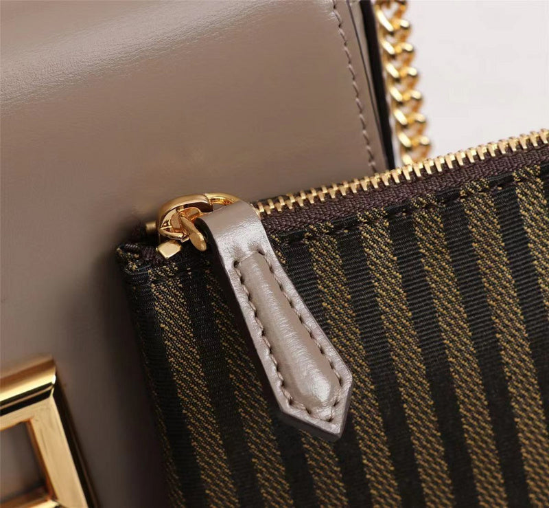 Ziva's Charm handbag – close-up view (Standard Size)
