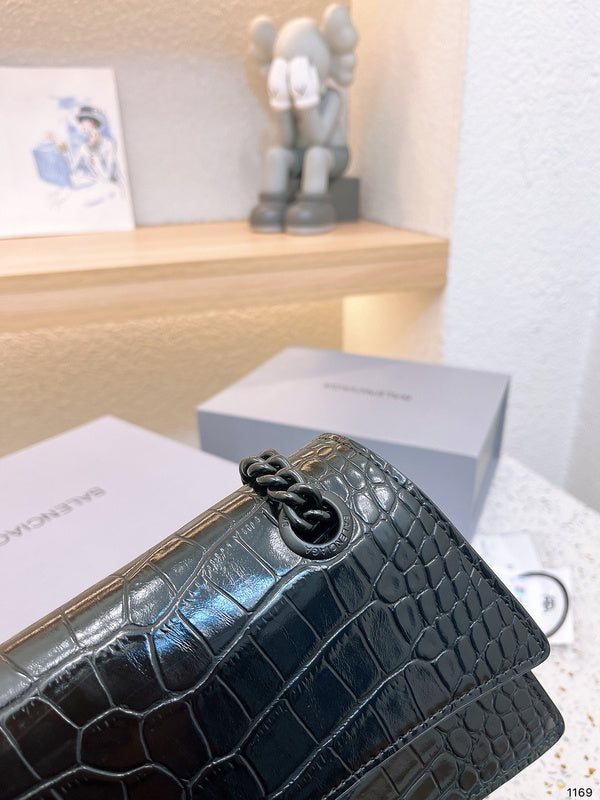 Ziva's Charm handbag – product shot (one versatile size)