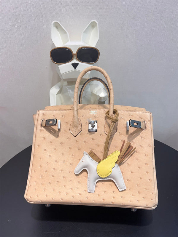  Contemporary shoulder bag front view