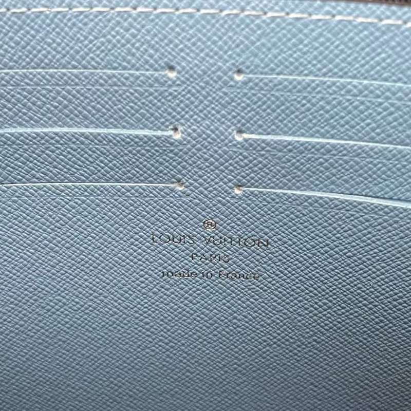 Side profile of polished modern women's handbag – women's everyday handbag