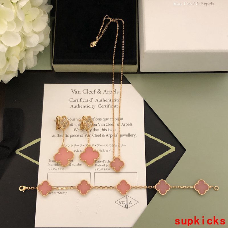 Front view of Van Cleef & Arpels unisex jewelry piece