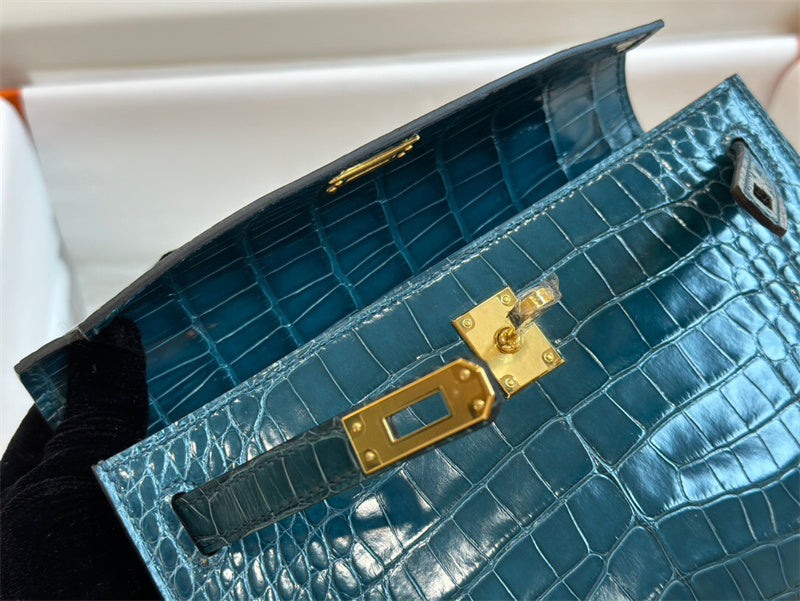 smart carryall bag styled with outfit 18